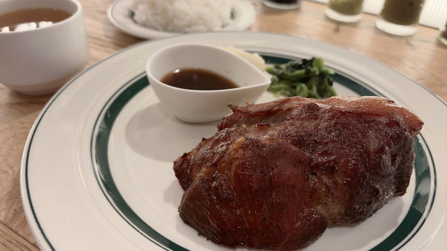 マロリーポークステーキのポークステーキ。ソースとマッシュポテト、青菜、ごはんとスープがついている