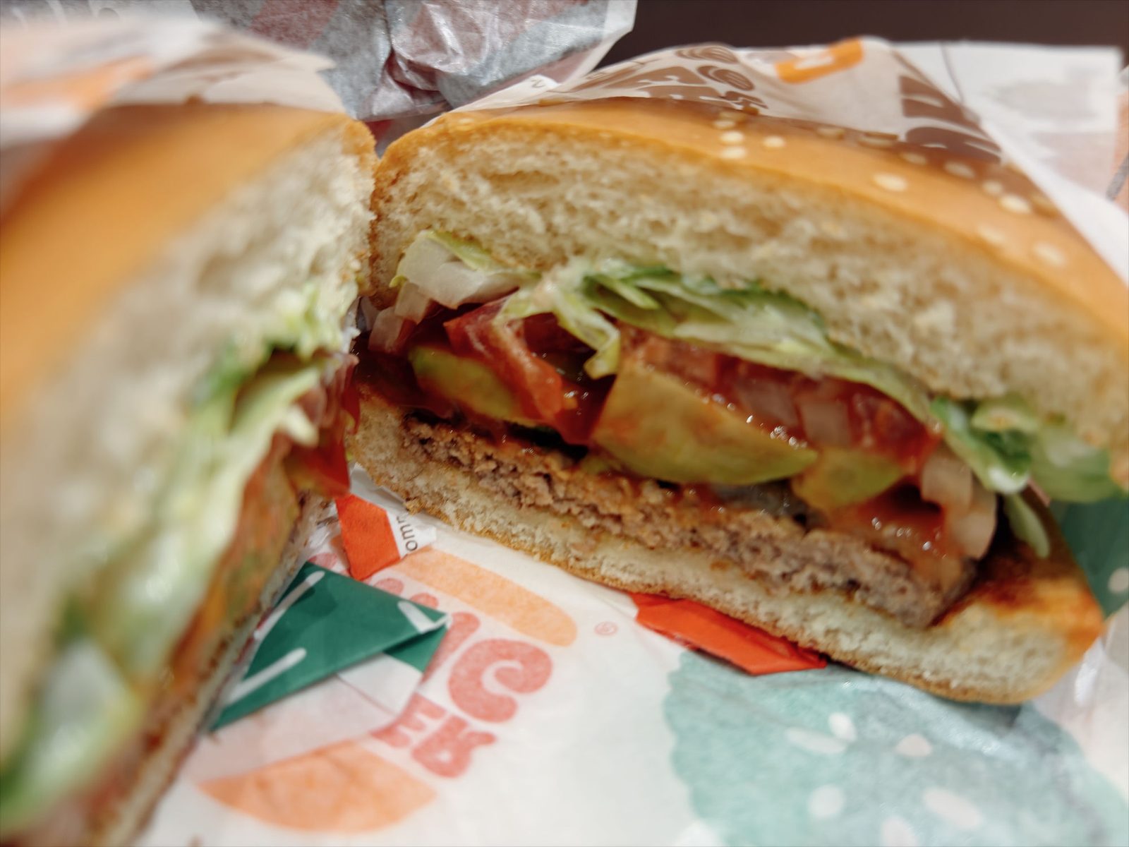 アボカドワッパー Jr にビーフパティを追加して、野菜ぜんぶ増しでハーフカットにしたバーガー