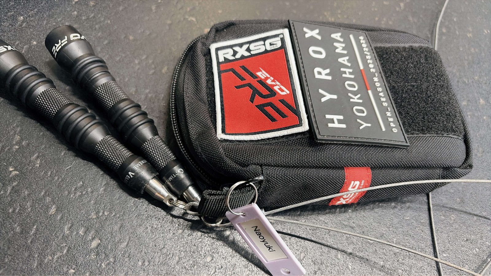 RXSG のスピードロープとケース。ケースに HYROX YOKOHAMA のパッチが付いている