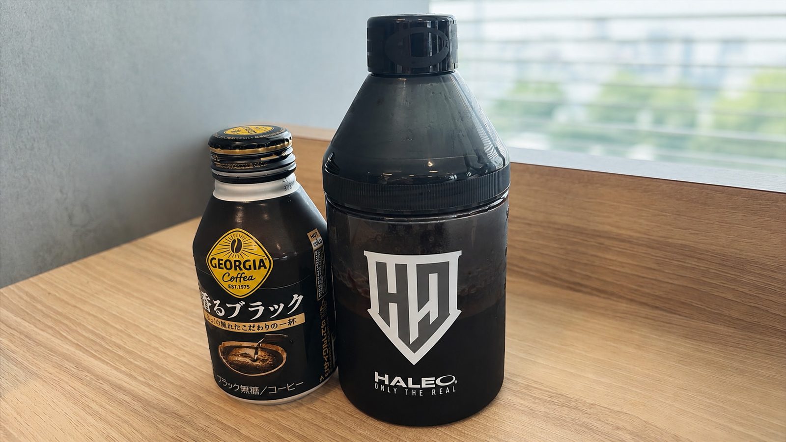 ブラック無糖の缶コーヒーと、中身が黒くなったシェイカー