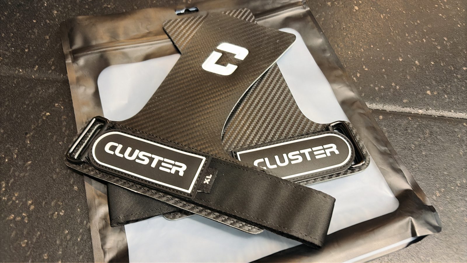 カーボン柄のCLUSTERのグリップ