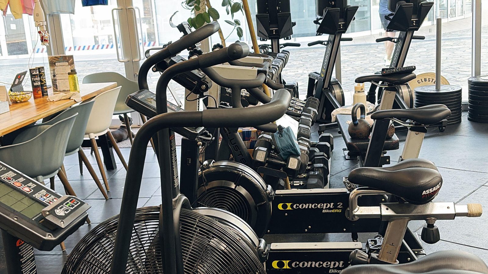 CrossFitジムに並んだConcept2のバイクとローワー、SkiErg