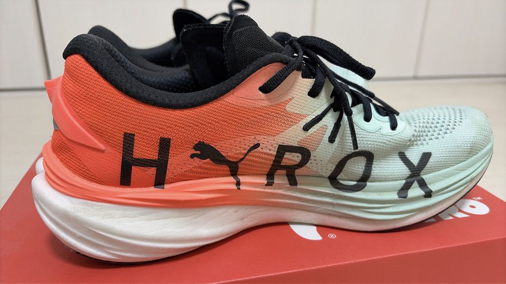 PUMA ニトロの側面。HYROXのロゴが大きく入っている
