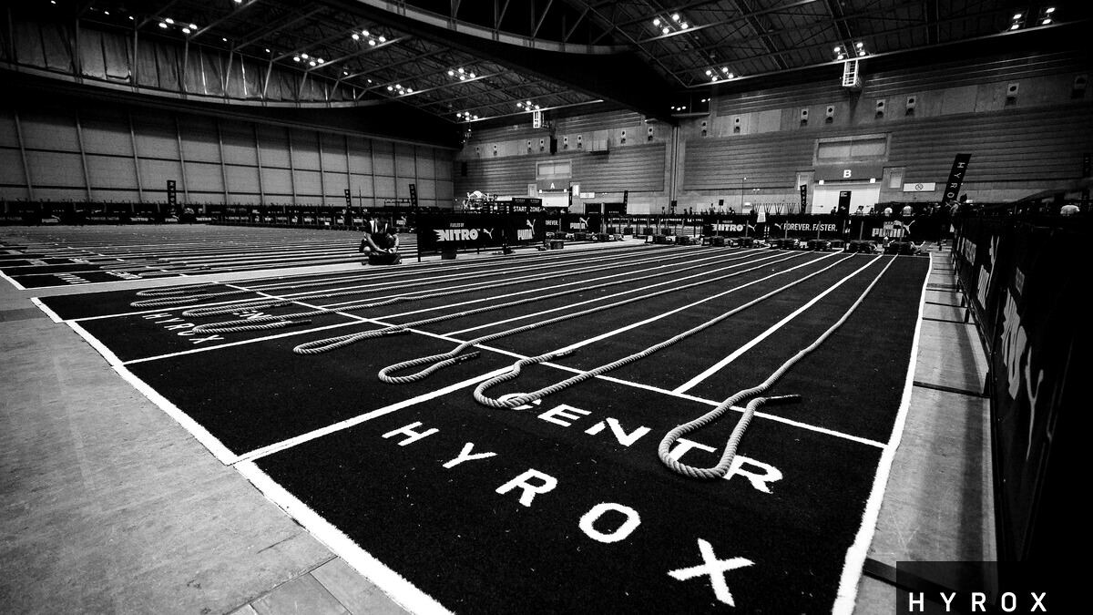HYROX横浜の会場。ランのレーンにHYROXとCENTRの文字が入っている