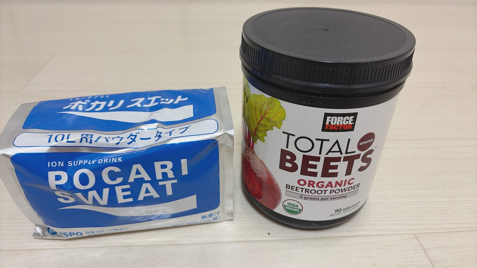 ポカリスエットの10L用パウダーと、FORCE FACTOR の TOTAL BEETS オーガニックビートルートパウダー