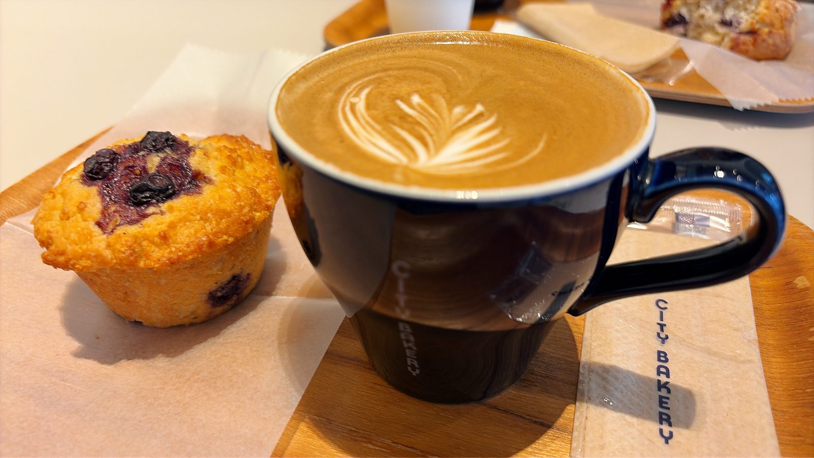 カフェのラテとブルーベリーマフィン