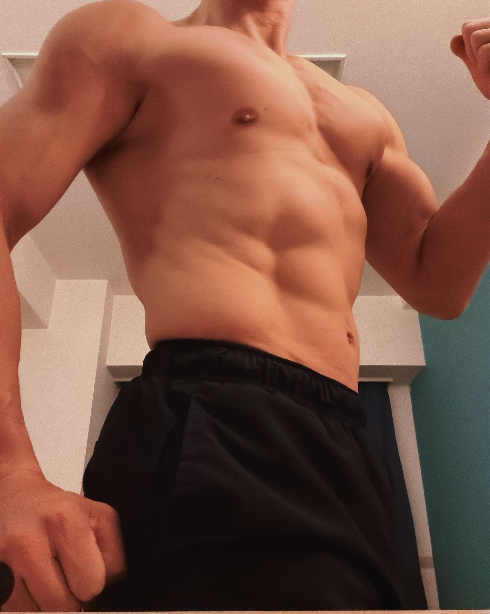 スパルタン前日の夜、上半身を下から撮った写真。黒いショートパンツ