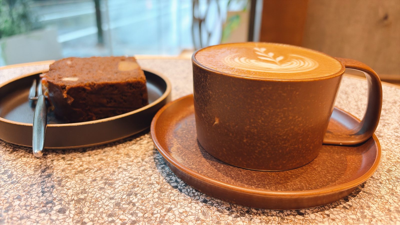 カフェラテと、チョコレートのケーキ