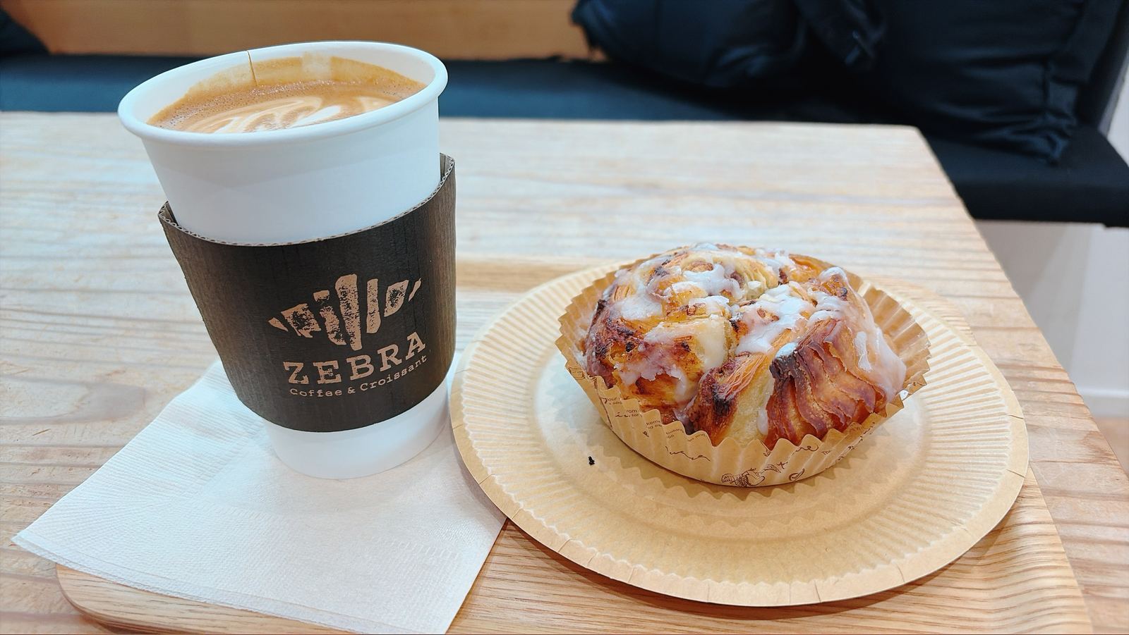 ZEBRA Coffee & Croissant のカフェラテと、アイシングのかかったデニッシュ