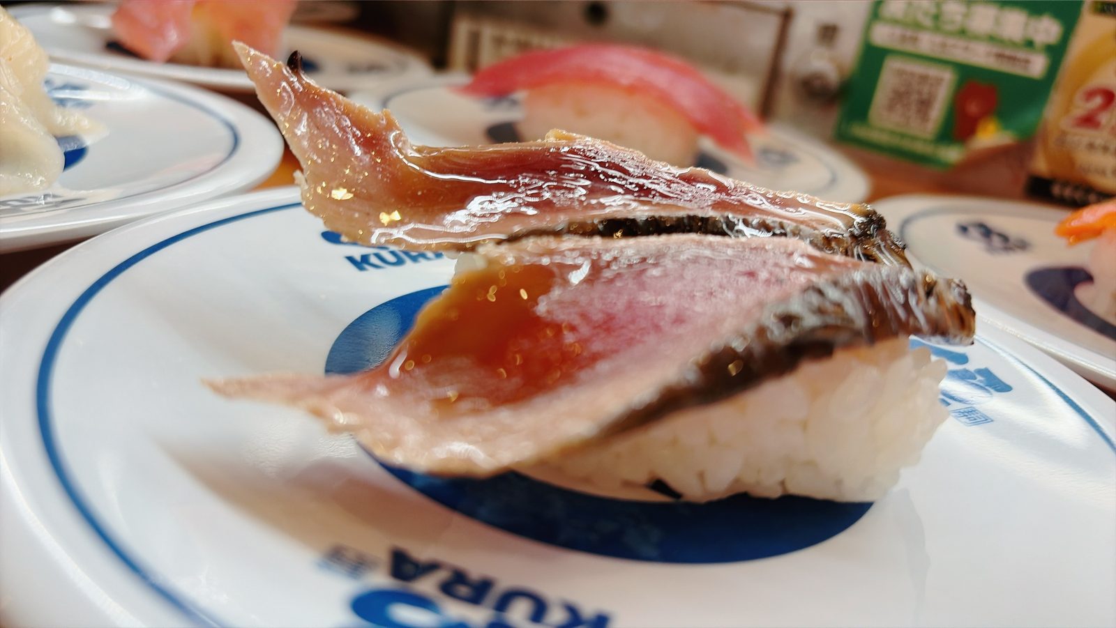 くら寿司の皿にのった、あぶった光り物の握り