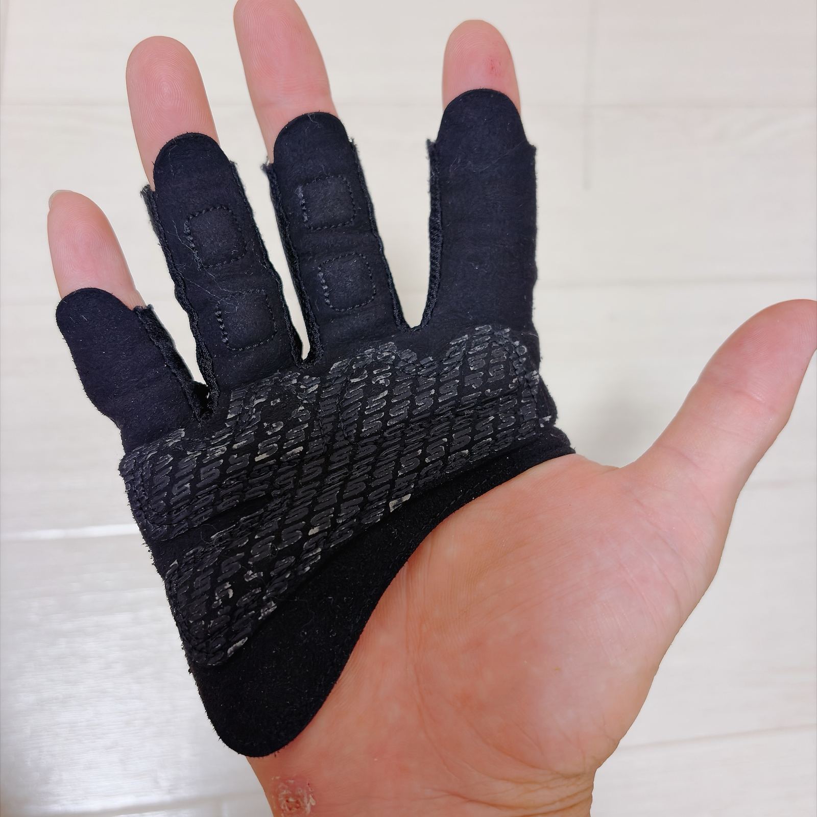 手のひらと指のグリップ部分だけを覆うトレーニンググローブ