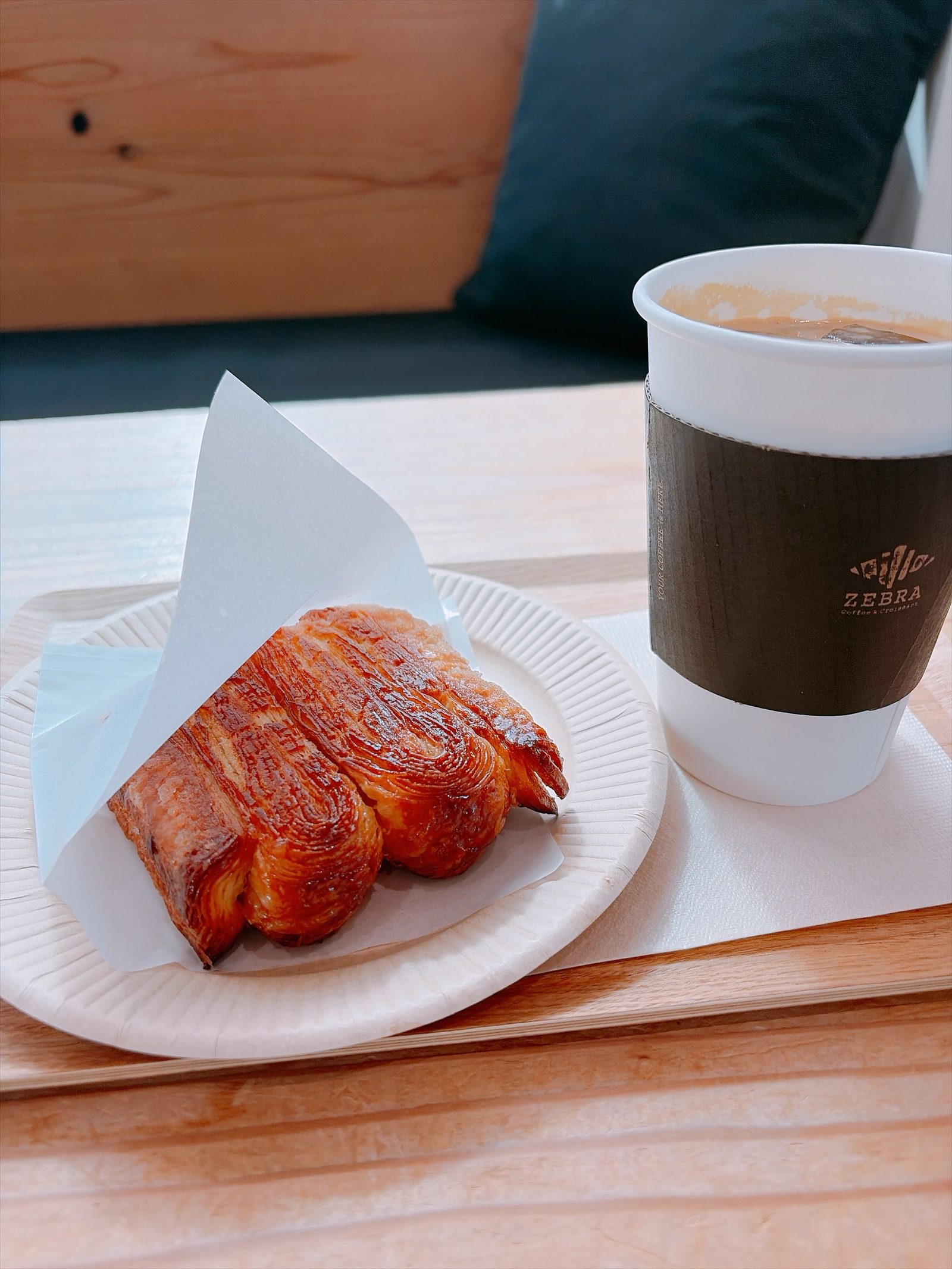 ZEBRA Coffee & Croissant のパンとアイスコーヒー