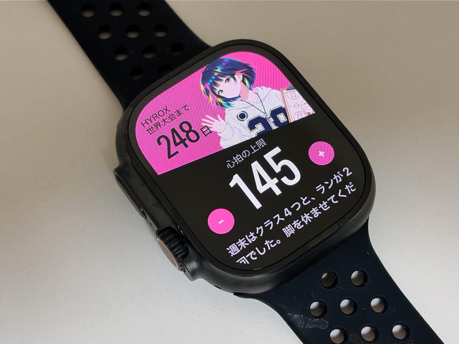 Apple Watchのアプリのスタート画面。ピンクの背景にランちゃんと、心拍の上限145