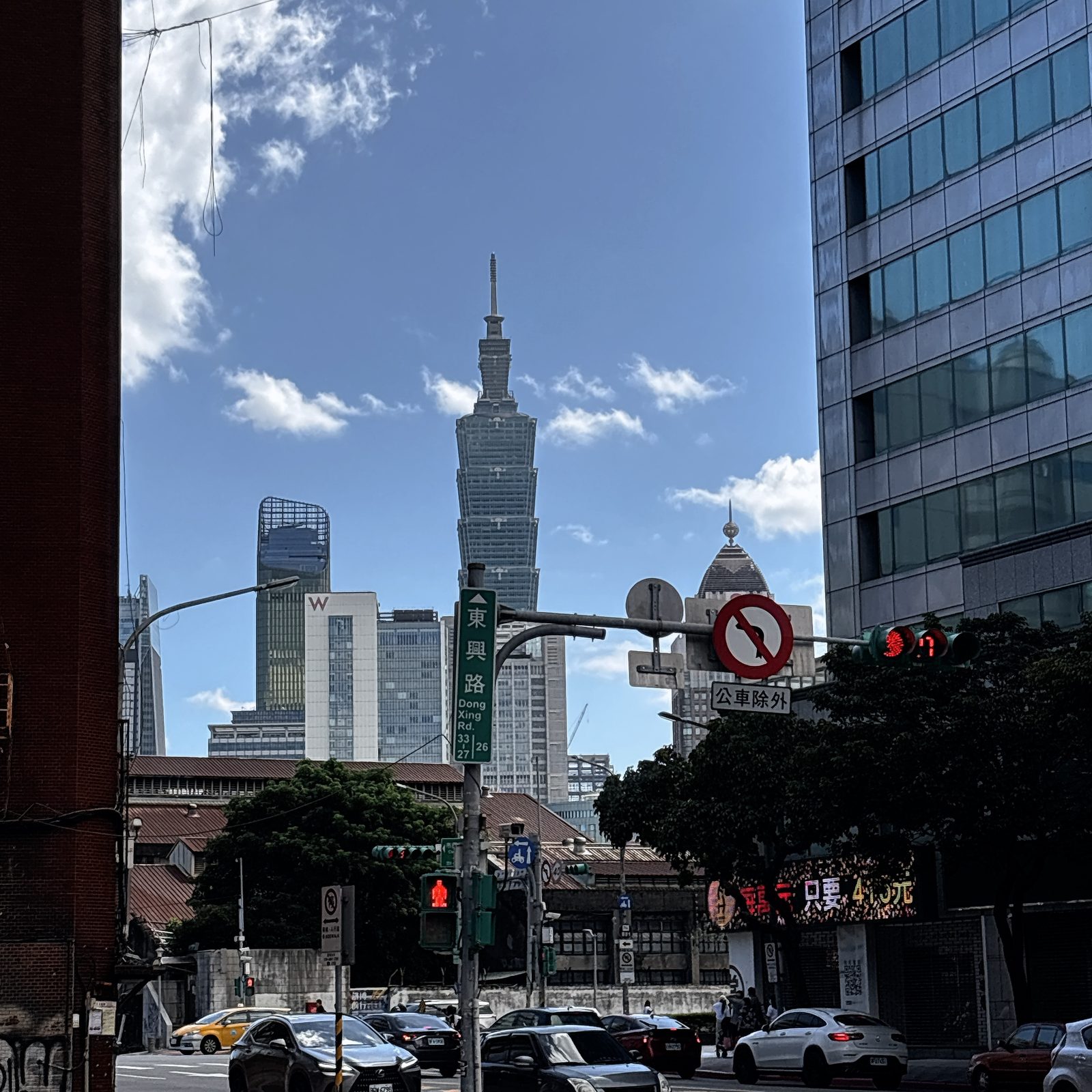 台北101と、手前の東興路の交差点。去年、台湾に行ったときの写真